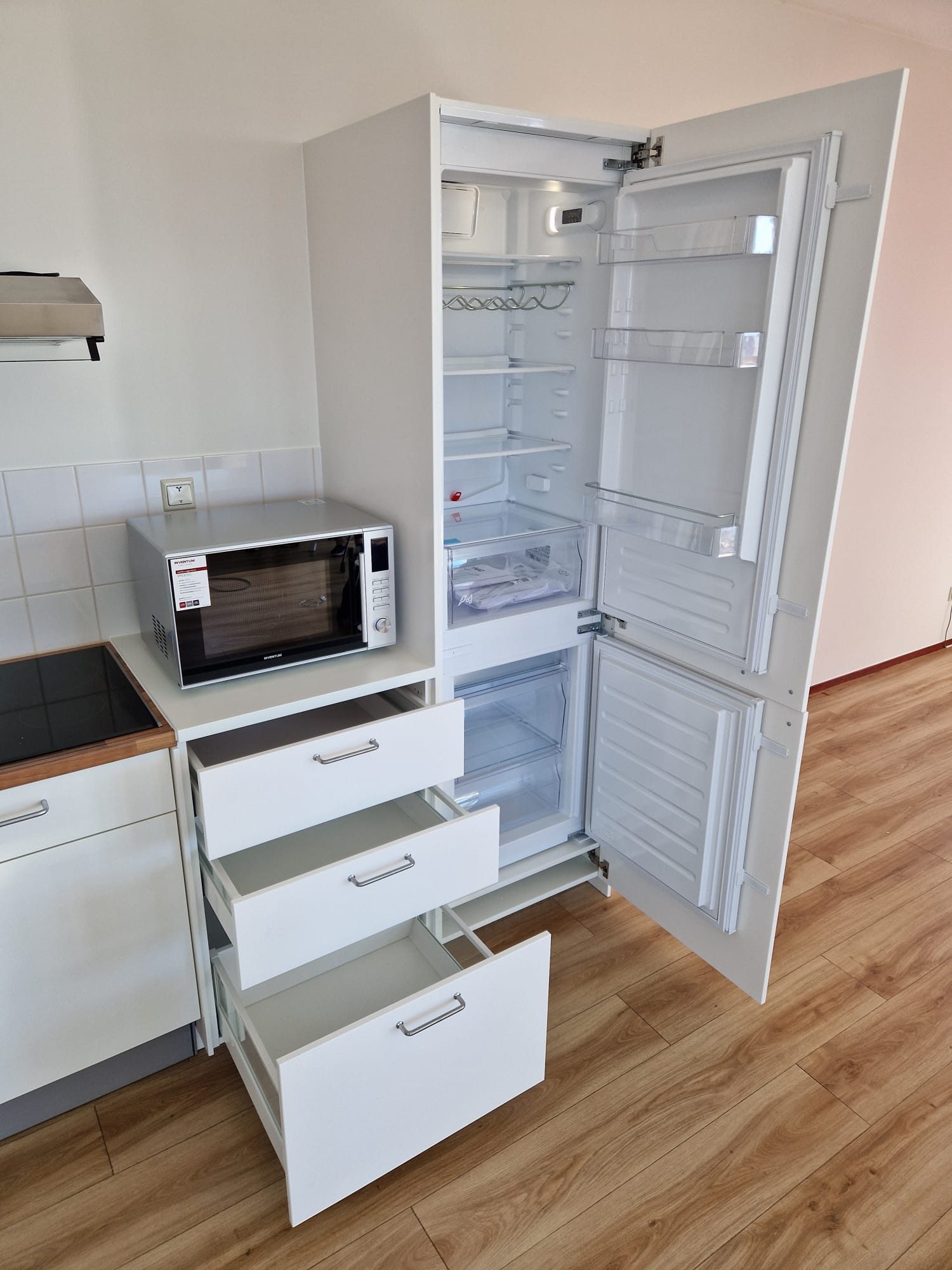 IKEA-keuken met ingebouwde apparatuur en lades
